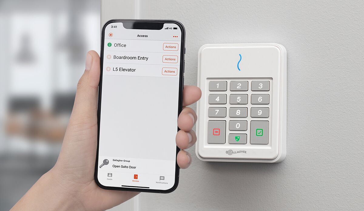 Mobile credentials blog hero image-General Purpose Gallagher Mobile Connect App next to Gallagher reader